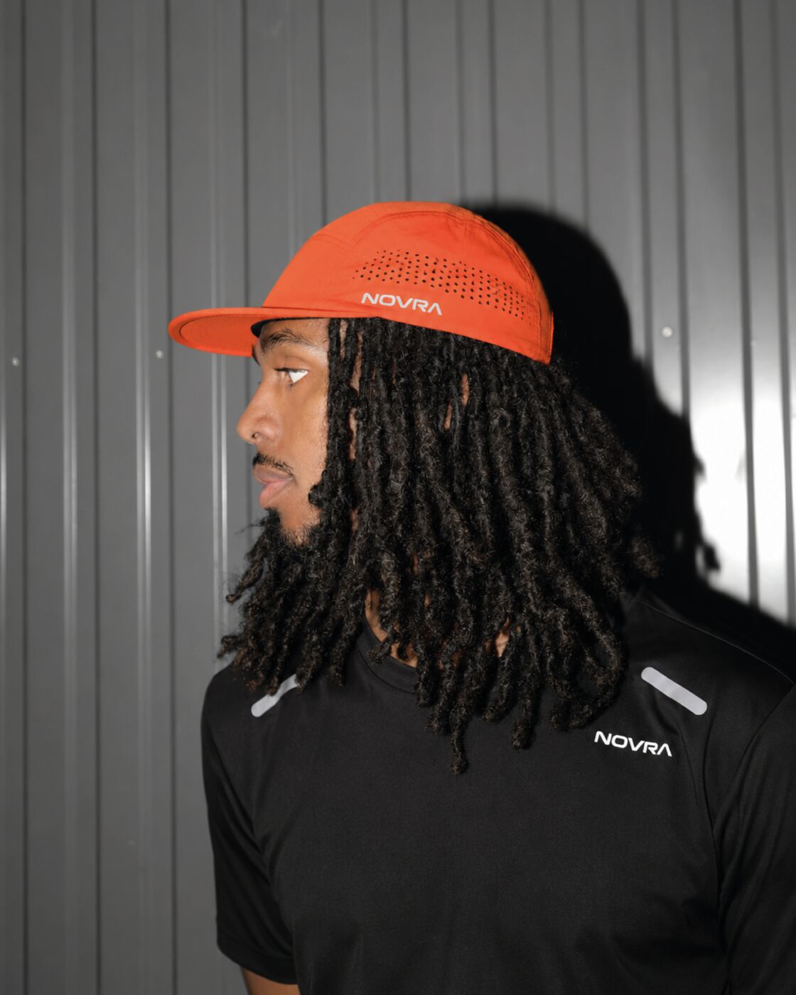 Casquette NOVRA orange, portée de profil