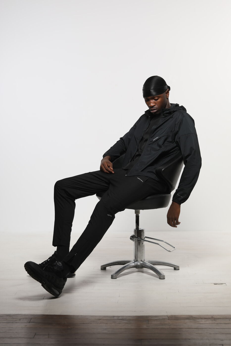 Athlète NOVRA en veste coupe-vent noire